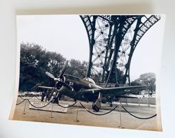 Foto Republic P-47 Thunderbolt unter Eiffel Turm Paris