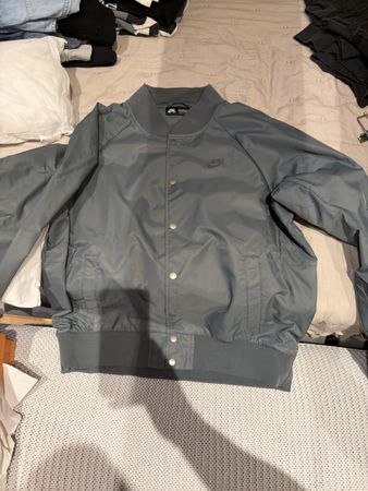 Nike SB Bomberjacke L Grau Leicht & Wasserdicht Perfekt für 