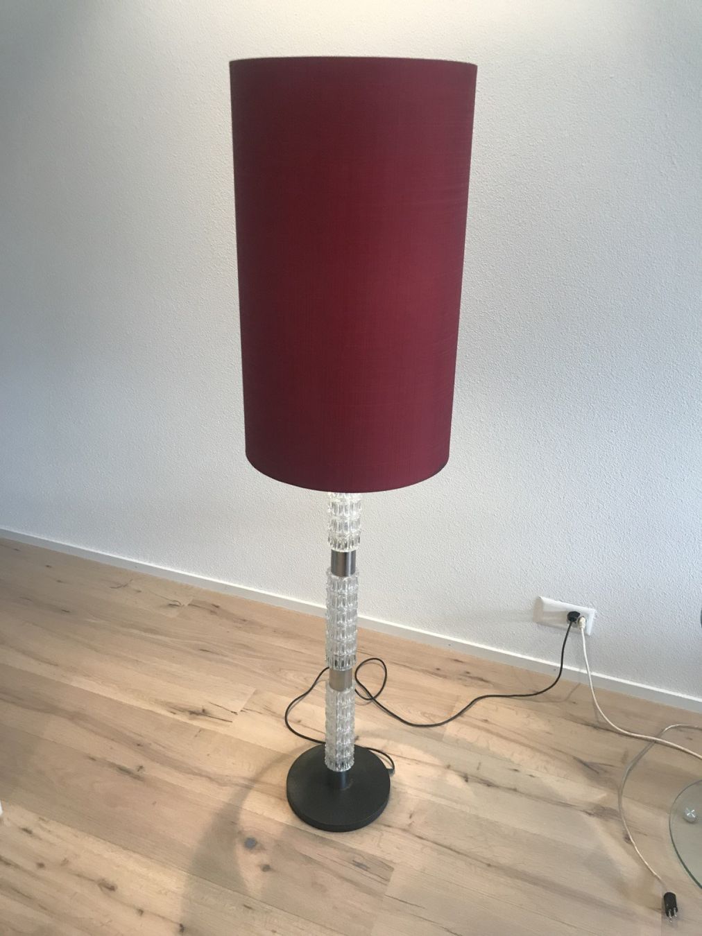 Lampade: Schöne Design Stehleuchte mit Rotem Schirm u. Pressglas 70er – Usato da Gersau venduto da pd-design-and-art 1