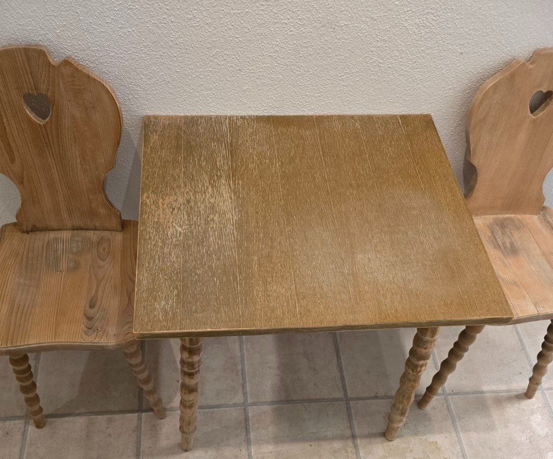 Set di tavolo e panche: Kleiner Tisch mit 2 Stabellen – ehemals Voglauer Möbel – Usato da Flums venduto da Flumsantik