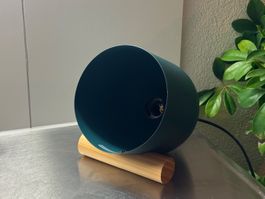 Kleine Tischlampe mit Holz-Dekor