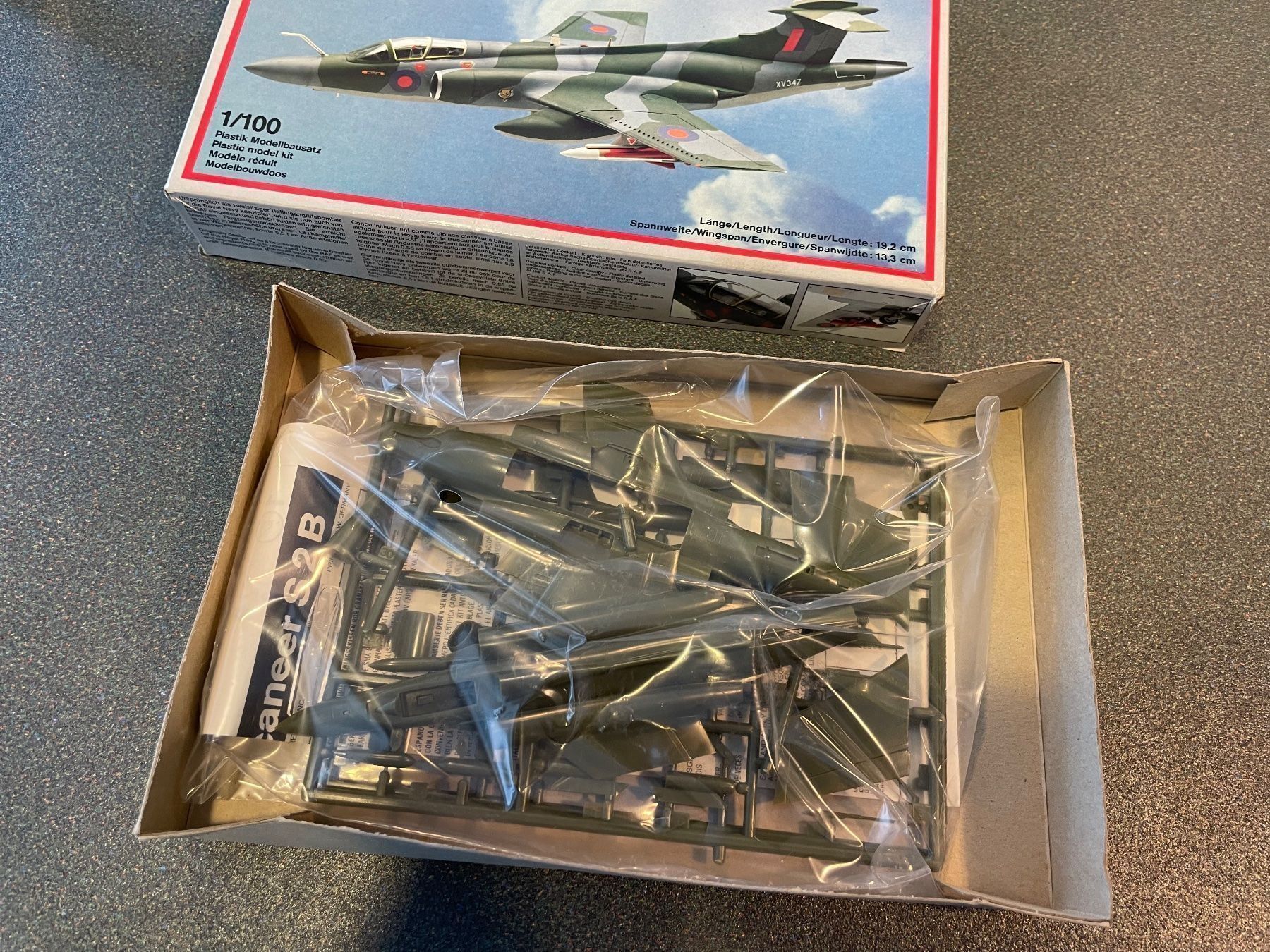 Revell Kit di modellismo & Modellini statici: Revell 1:100 Buccaneers S 2B 4021 kit – Usato da Chiasso venduto da Carrara-Modellismo 2