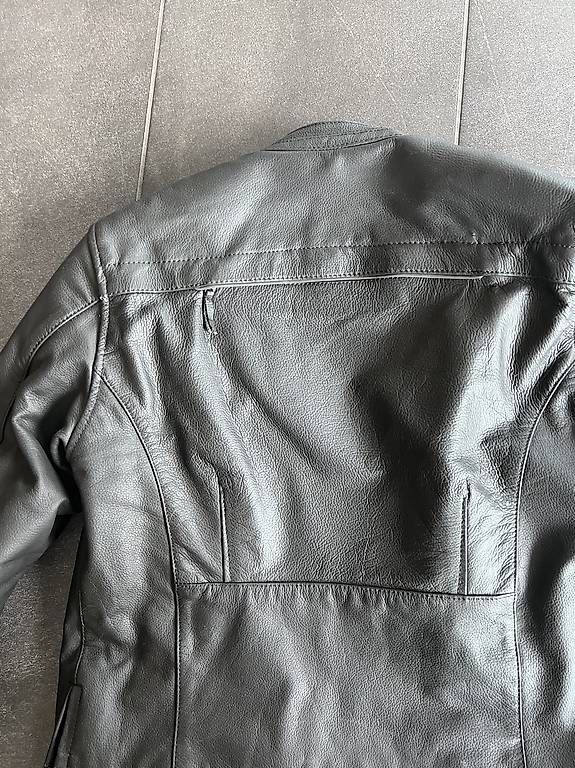 Lotti di vestiti: Motorrad-Leder-Kleidung – Usato da Ebikon venduto da woermli30 3