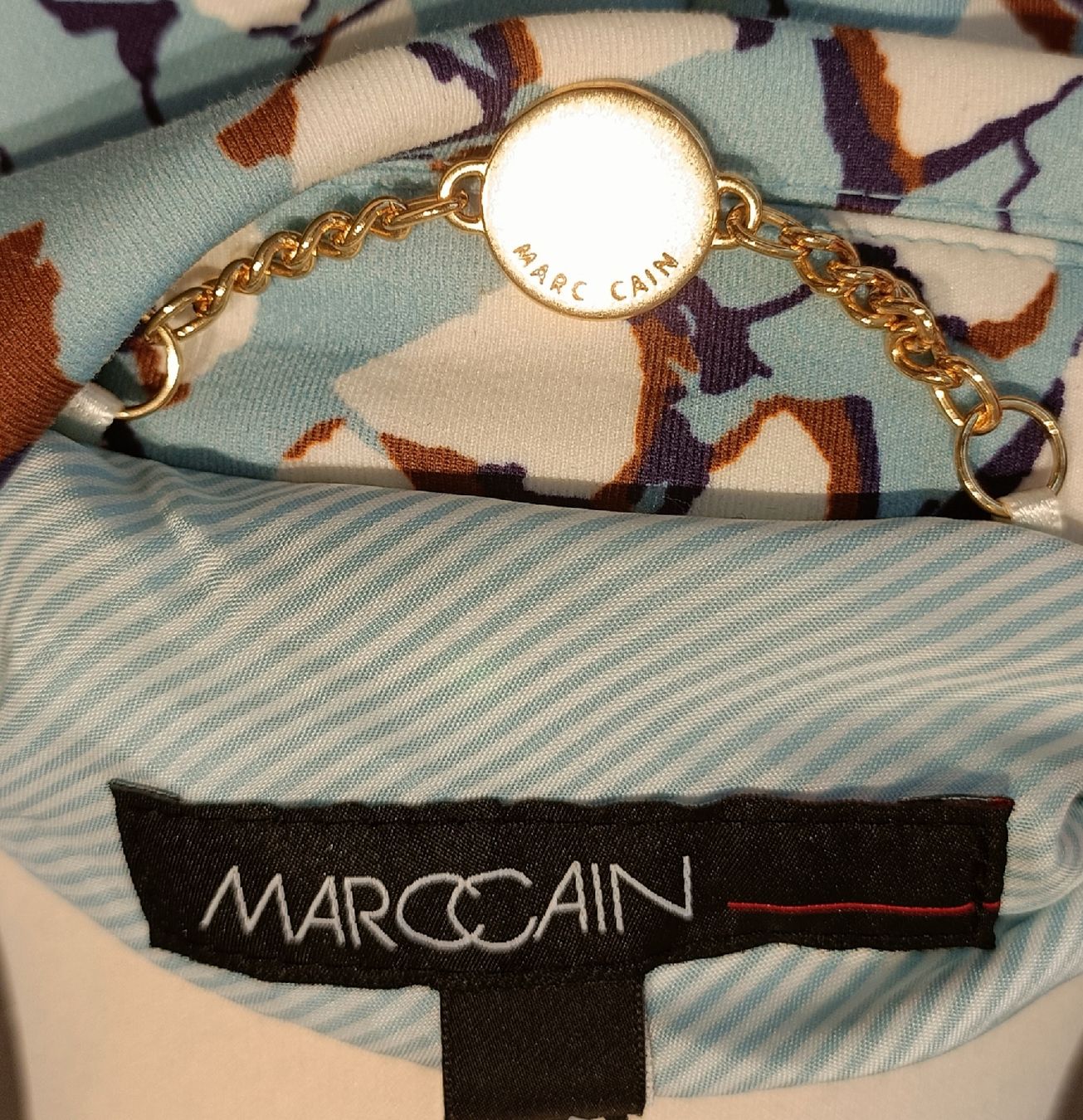 Marc Cain Jacken: Marc Cain Blazer, hellblau mit Muster, Grösse N2/36 – Gebraucht aus Zollikofen von Proseco 4