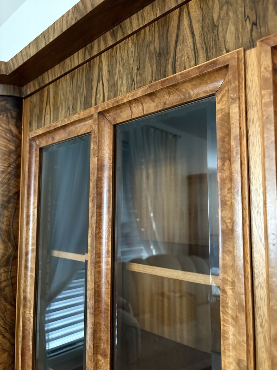 Vitrines: Semus Vitrinenschrank Nussbaum – D'occasion à Villnachern par rem_8v28 7