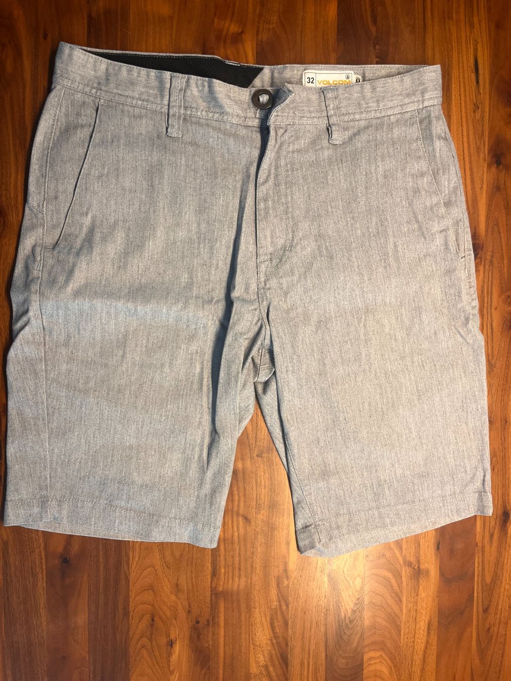 Volcom Pantaloni: Volcom Shorts grau, vintage – Usato da Burgdorf venduto da Roman.Bichsel 1