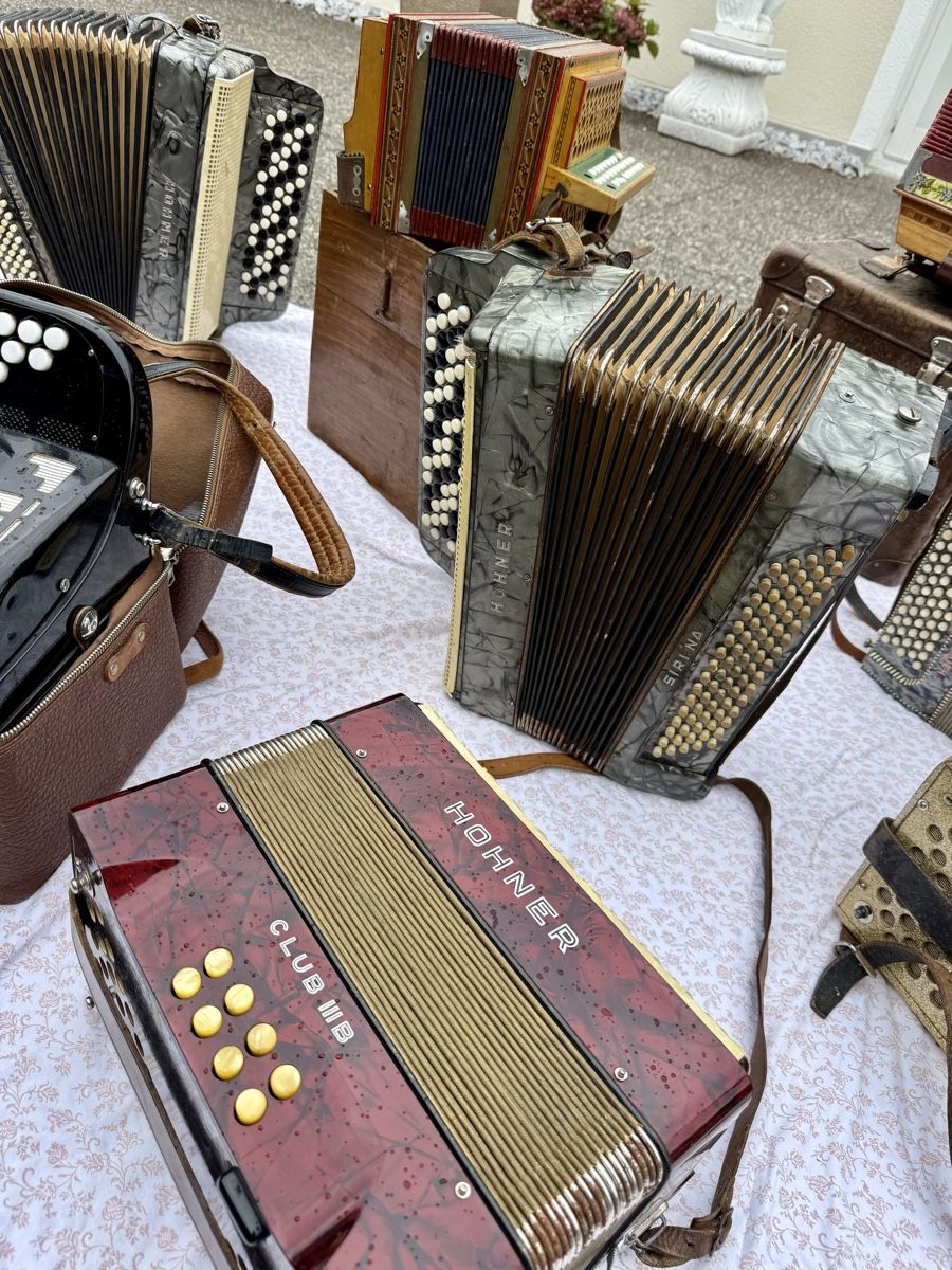 Musikinstrumente: Diverse Akkordeons - Schwyzerörgeli – Gebraucht aus Matzendorf von TITUs_ 7