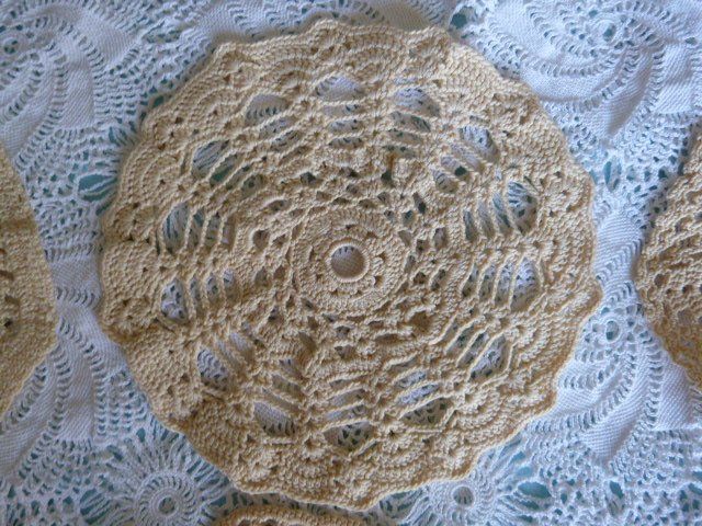 Altra biancheria da tavola: 7 Häkeldeckeli, beige, Handarbeit, Boho-Style – Usato da Nunningen venduto da Ave51 2