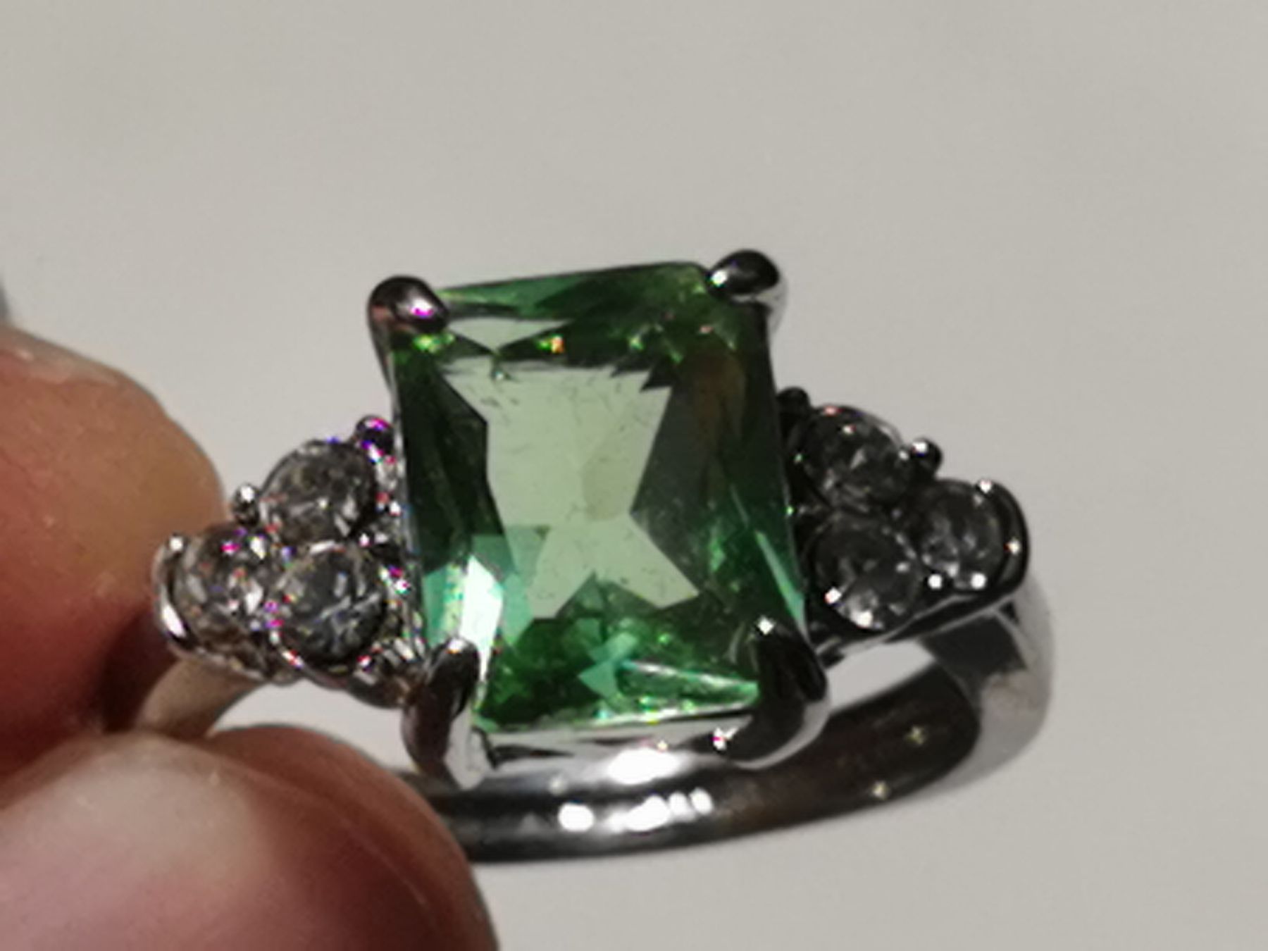 Bagues: Damen Ring mit Grün Zirkone.  – Neuf (Voir description) à Schlieren par vlalif 5