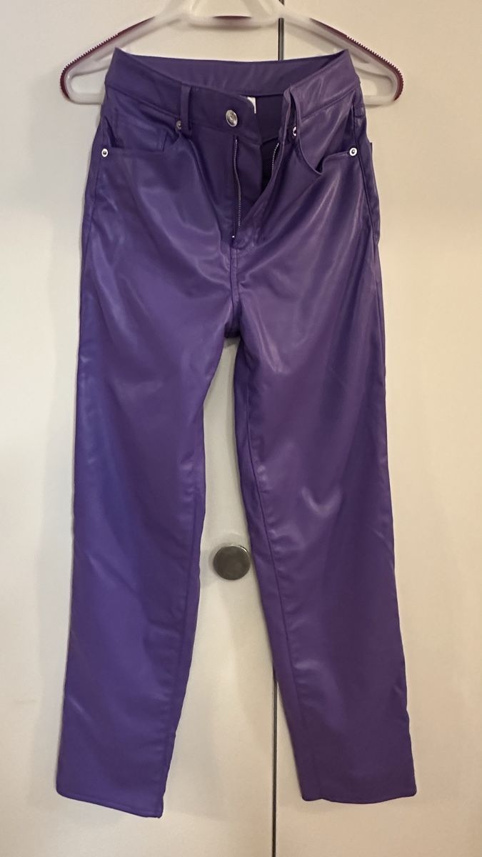 Pantaloni: Lila Kunst Lederhose Divided Gr. 32 – Usato da Jonen venduto da BMWE369