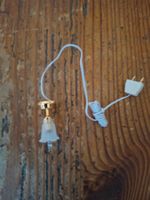 Hübsche Puppenhaus Lampe mit Stecker, goldfarbig, Licht geht