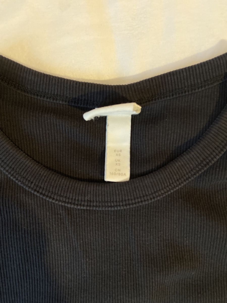 H&M T-Shirts: T-shirt basique noir h&m – Gebraucht aus Chêne-Bougeries von sor_9rzp 1