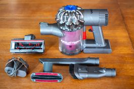 Dyson V6 Trigger Plus Handstaubsauger mit Zubehör