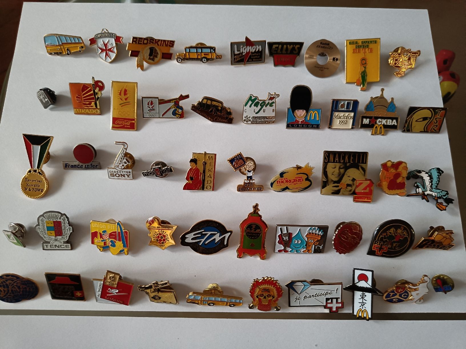 Placchette & Badge: 62 pins de collection vintage – Usato da Genève venduto da Kamajan