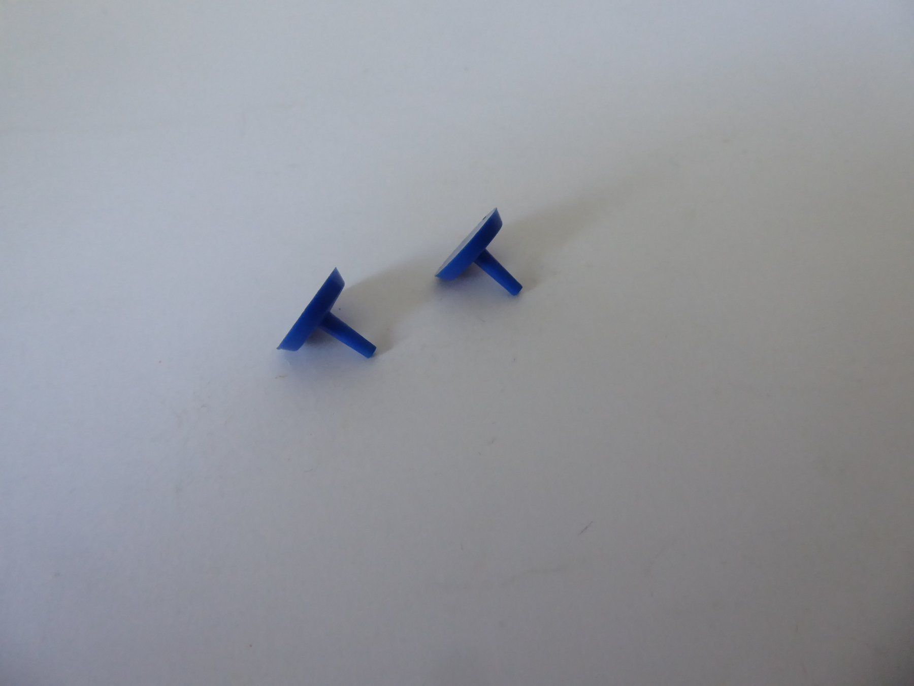Giochi: 2 Spielsteine, Kunststoff, 15 x 12mm – Usato da Turbenthal venduto da Panau 1