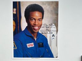 Weltraum OU Guion Bluford NASA  Porträt 8*10 signiert