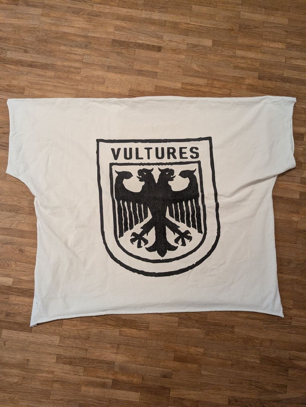 T-Shirts: Vultures Tshirt Size 2 – Gebraucht aus Dietikon von jak_rs6v 1