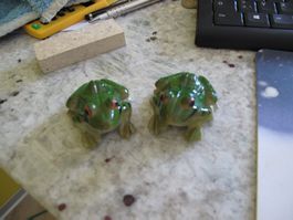 lot de 2 petites grenouilles