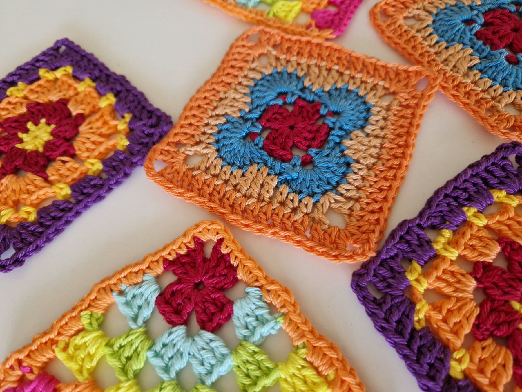 Tutte le decorazioni: 6 Coaster Untersetzer Granny 'Bloom' gehäkelt handgemacht – Nuovo (secondo la descrizione) da Neuhausen am Rheinfall venduto da Alchimista 3