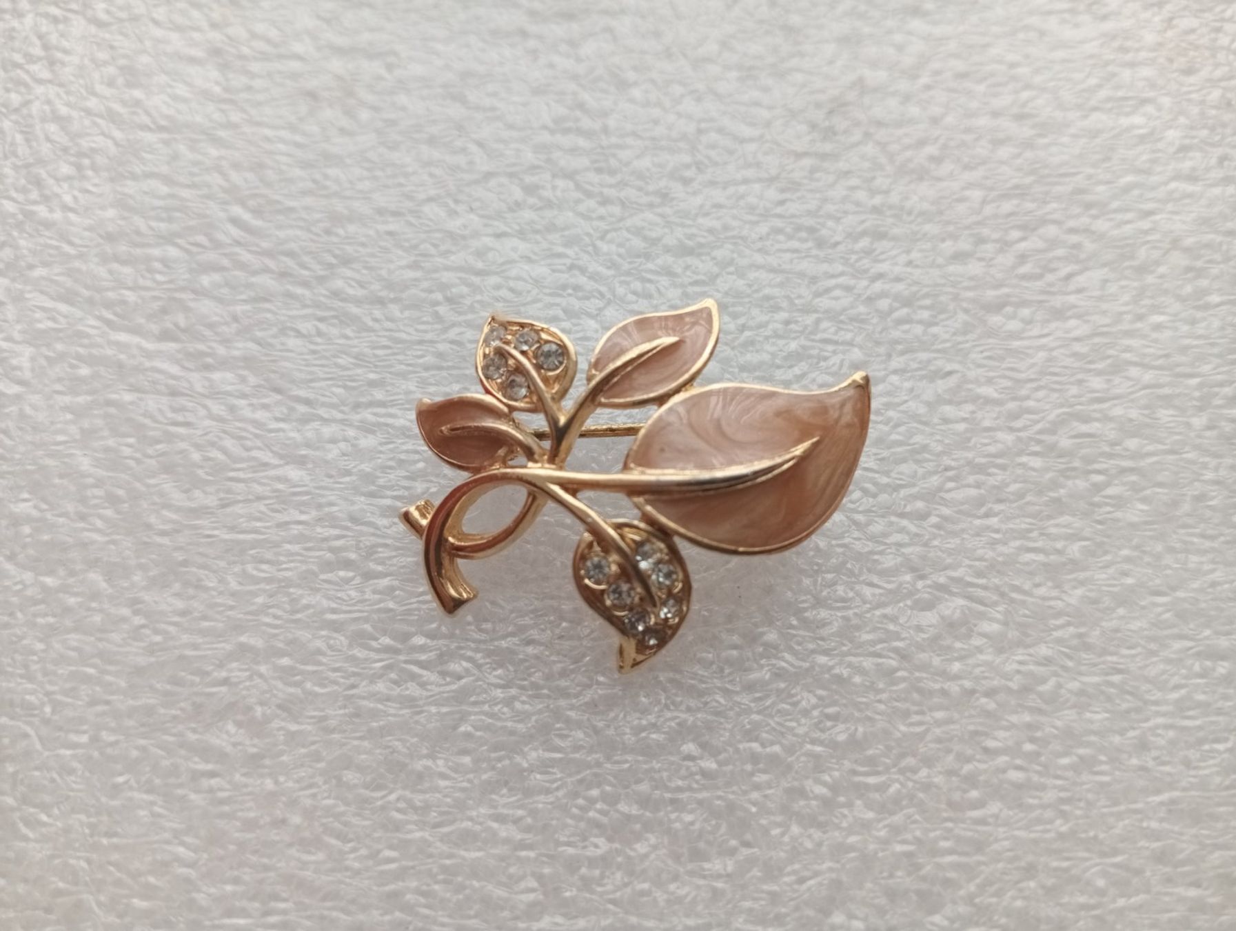 Broches & Aiguilles: Wunderschöne  Brosche mit schöne Stein, Gold Farbe – D'occasion à Zürich par sendbad 1