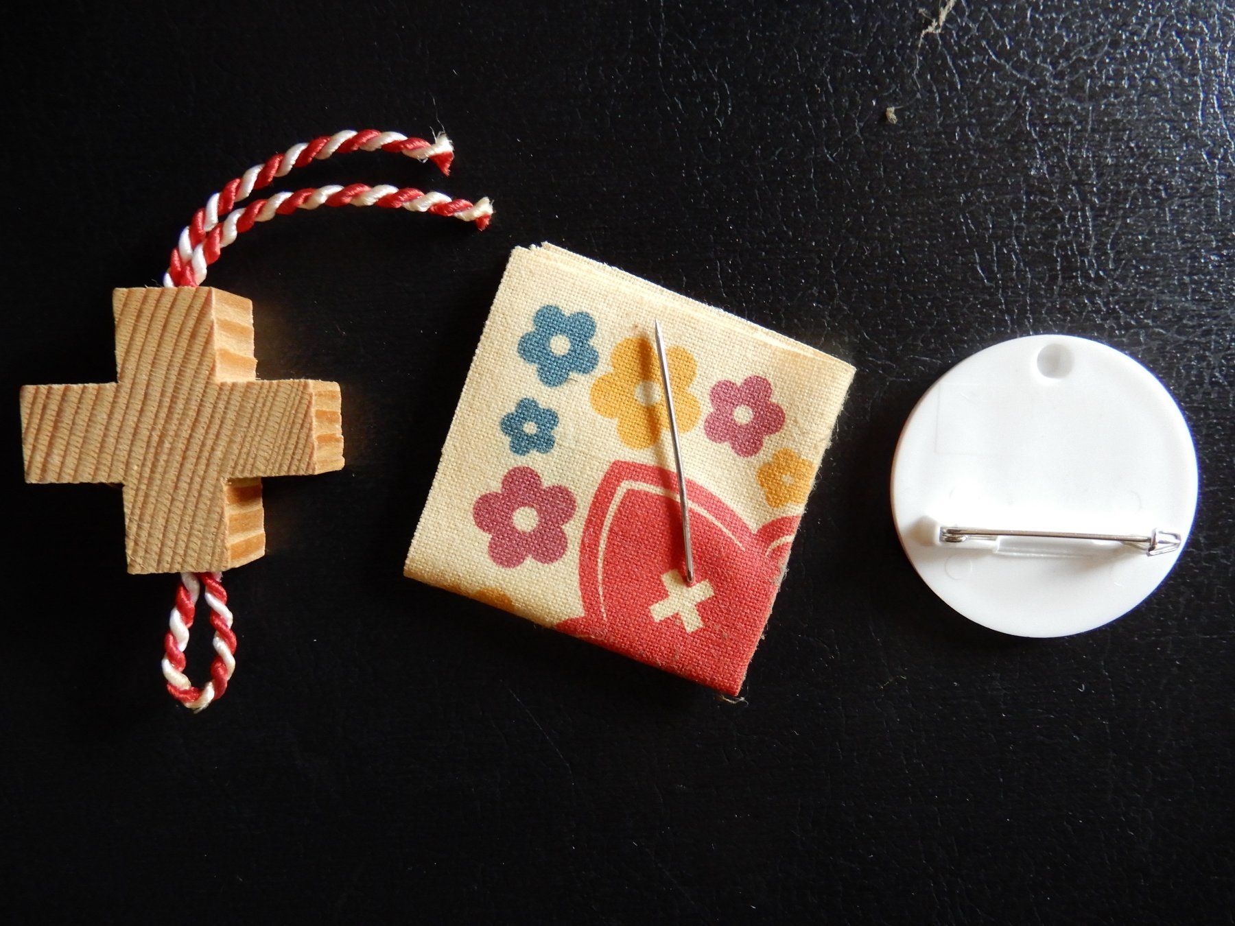 Swiss Placchette & Badge: 1. August Abzeichen 1983-84-85 – Usato da Senèdes venduto da Framboise52 1