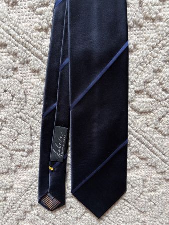 Cravate Fabric en soie, noire avec rayures bleues