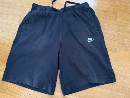 Schöne Nike Turnhosen Shorts für Jungen Grösse M
