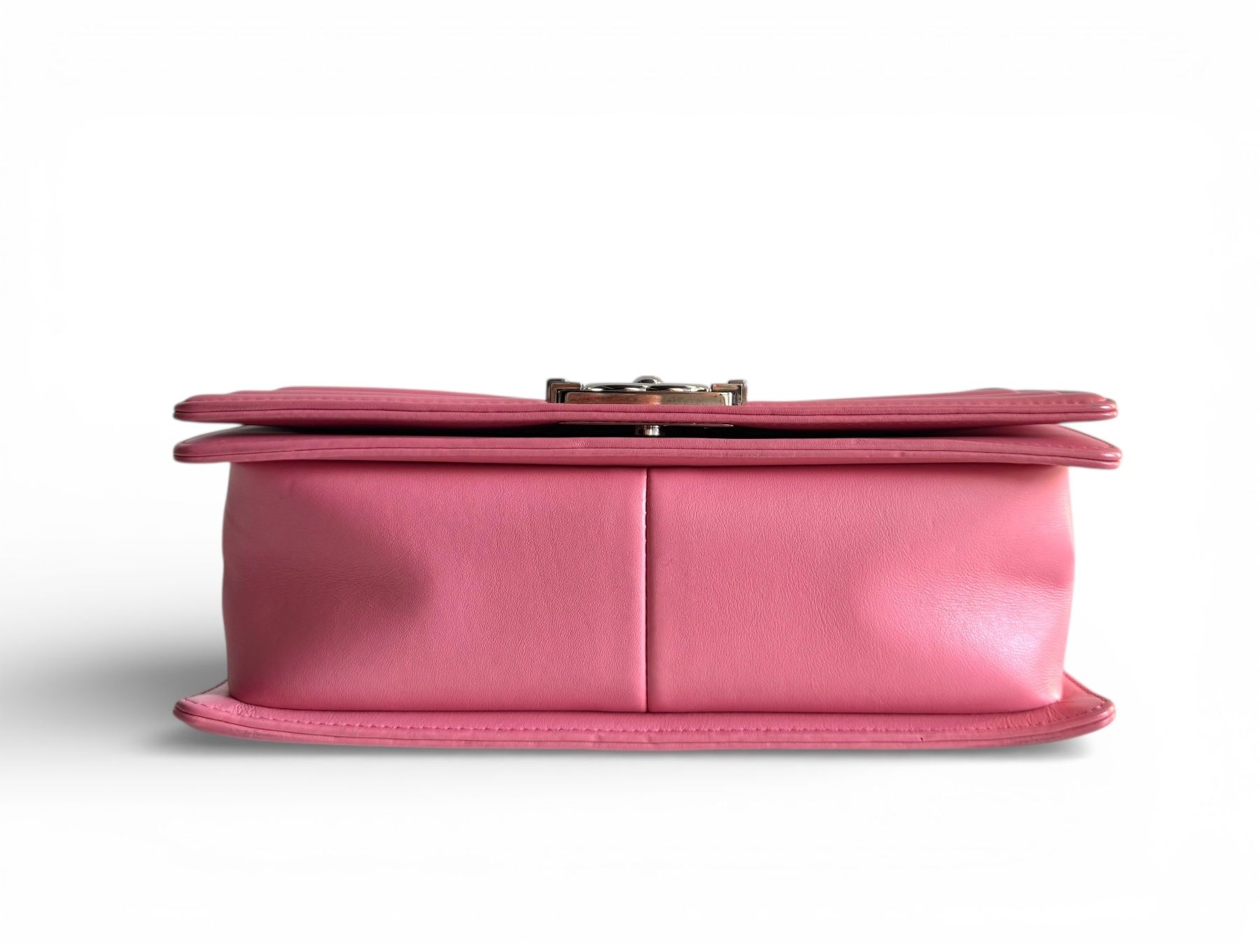 Chanel Taschen für Damen: CHANEL Lambskin Chevron Quilted Medium Boy Flap Tasche – Gebraucht aus Kriens von hannaandkiko 5