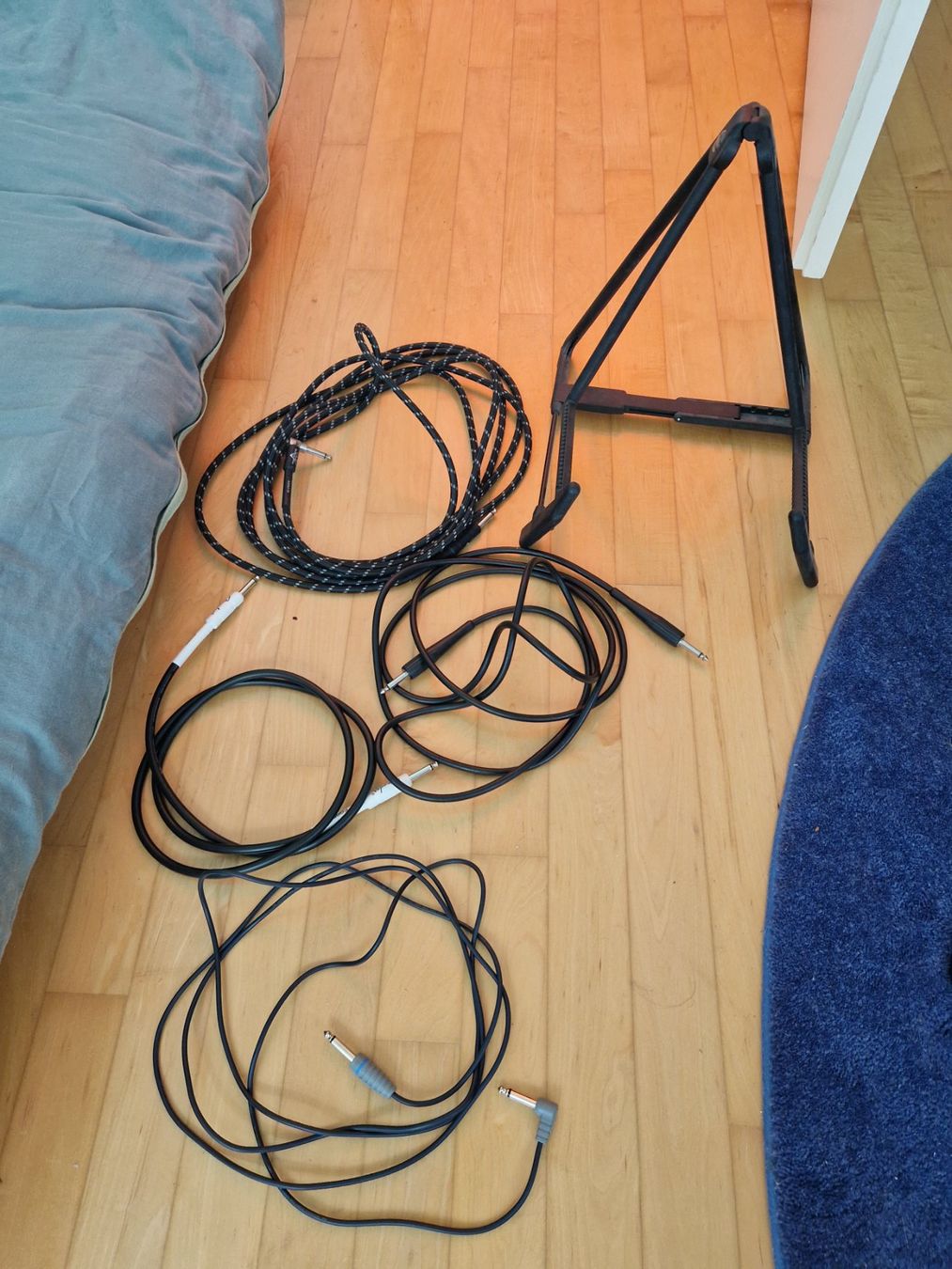 Musikinstrumente: Diverse Gitarrenkabel und Stand – Gebraucht aus Würenlingen von brianlcox