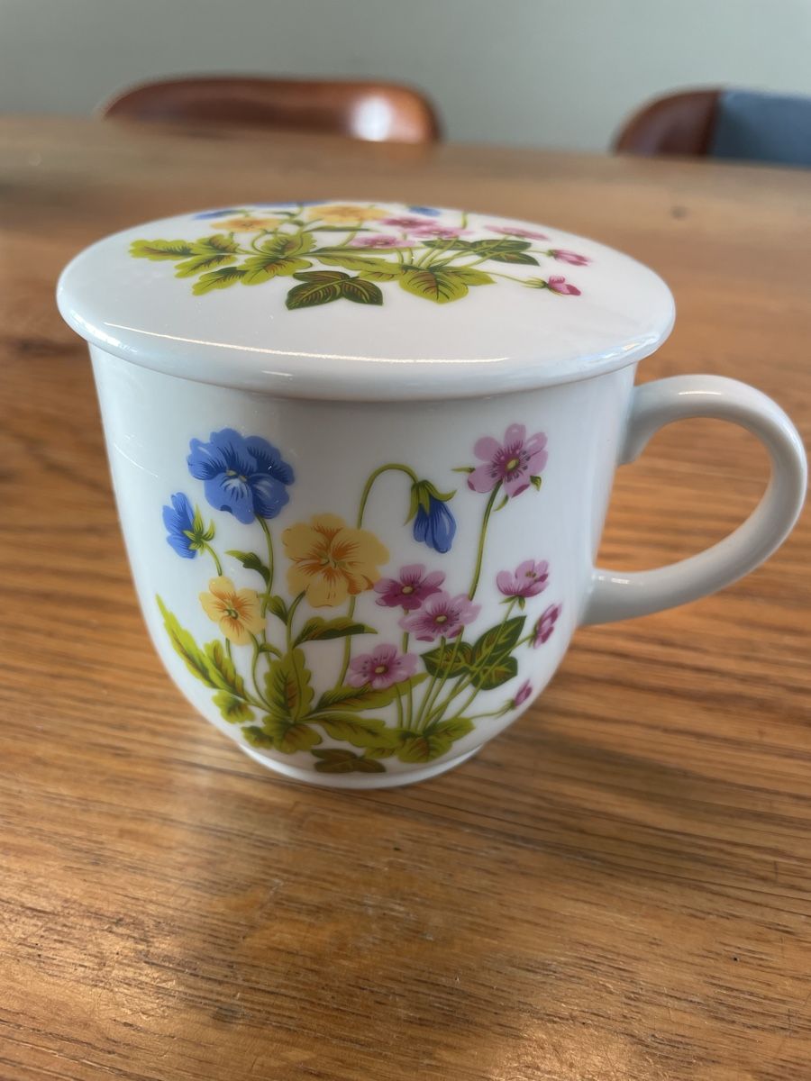 Tazze: Tasse mit Deckel Blumenmotiv  – Usato da Niederbüren venduto da Poschti_19