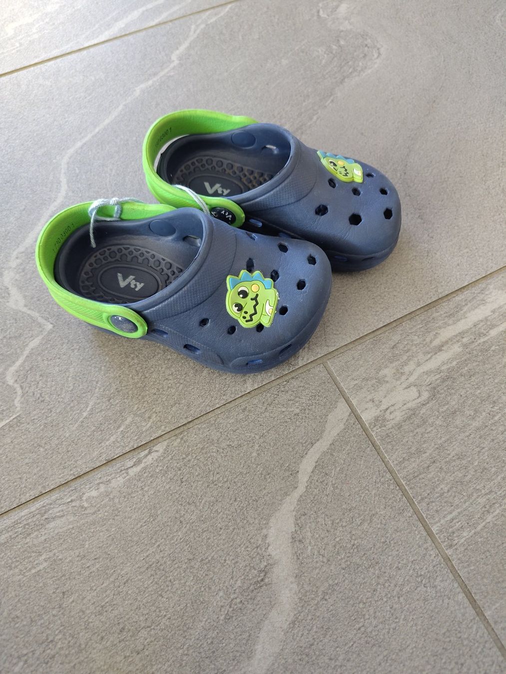Schuhe für Jungen: Dino Crocs, Gr. 20 – Gebraucht aus Reichenburg von DerUhu