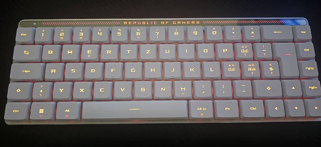 Claviers: ASUS ROG Falchion RX White – D'occasion à Neuchâtel par bap_k98s 1