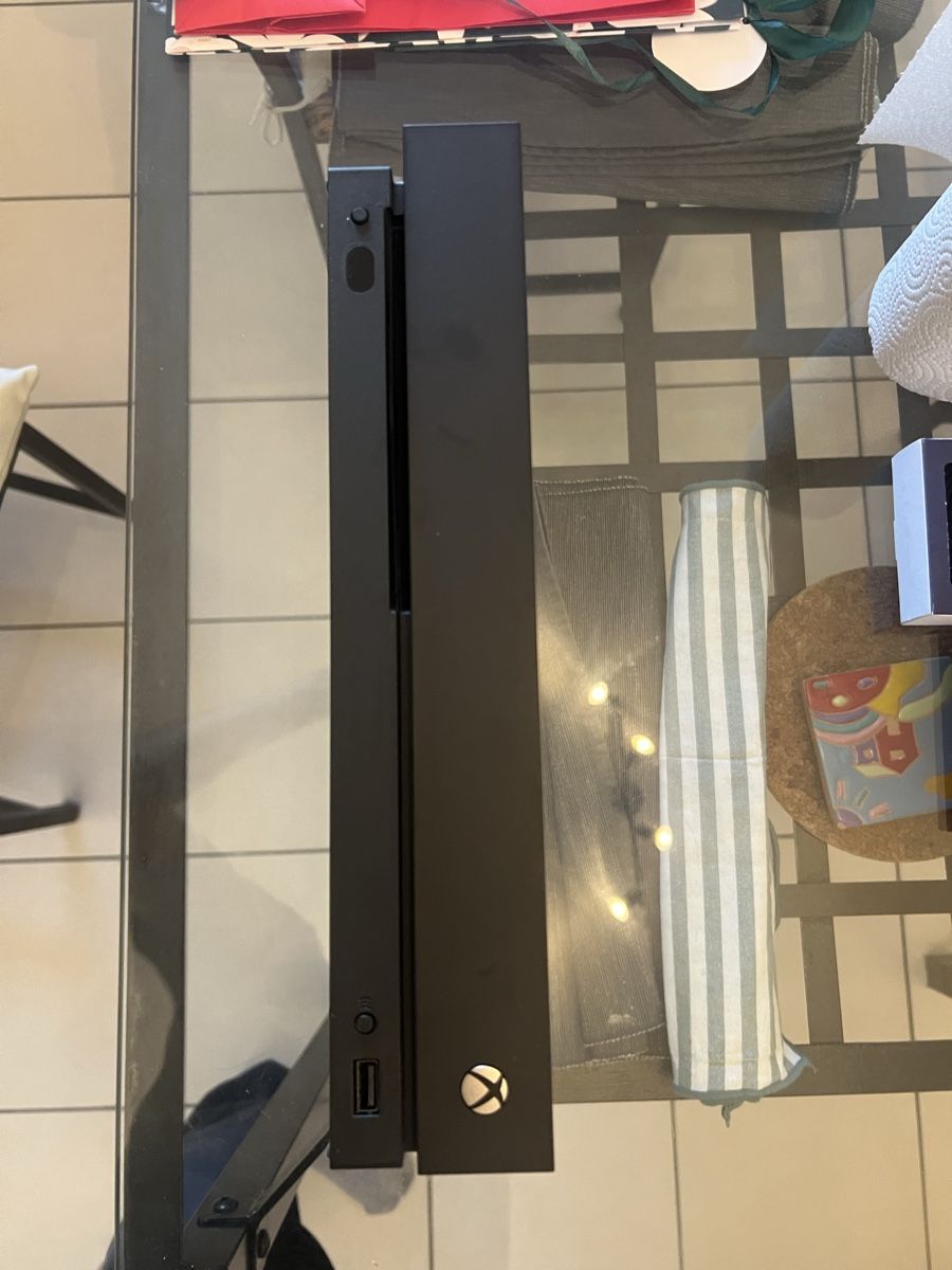 Microsoft Consoles: Xbox One X 1T – D'occasion à Balerna par Sulmo93.