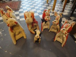 6 süsse antike Stoffhunde