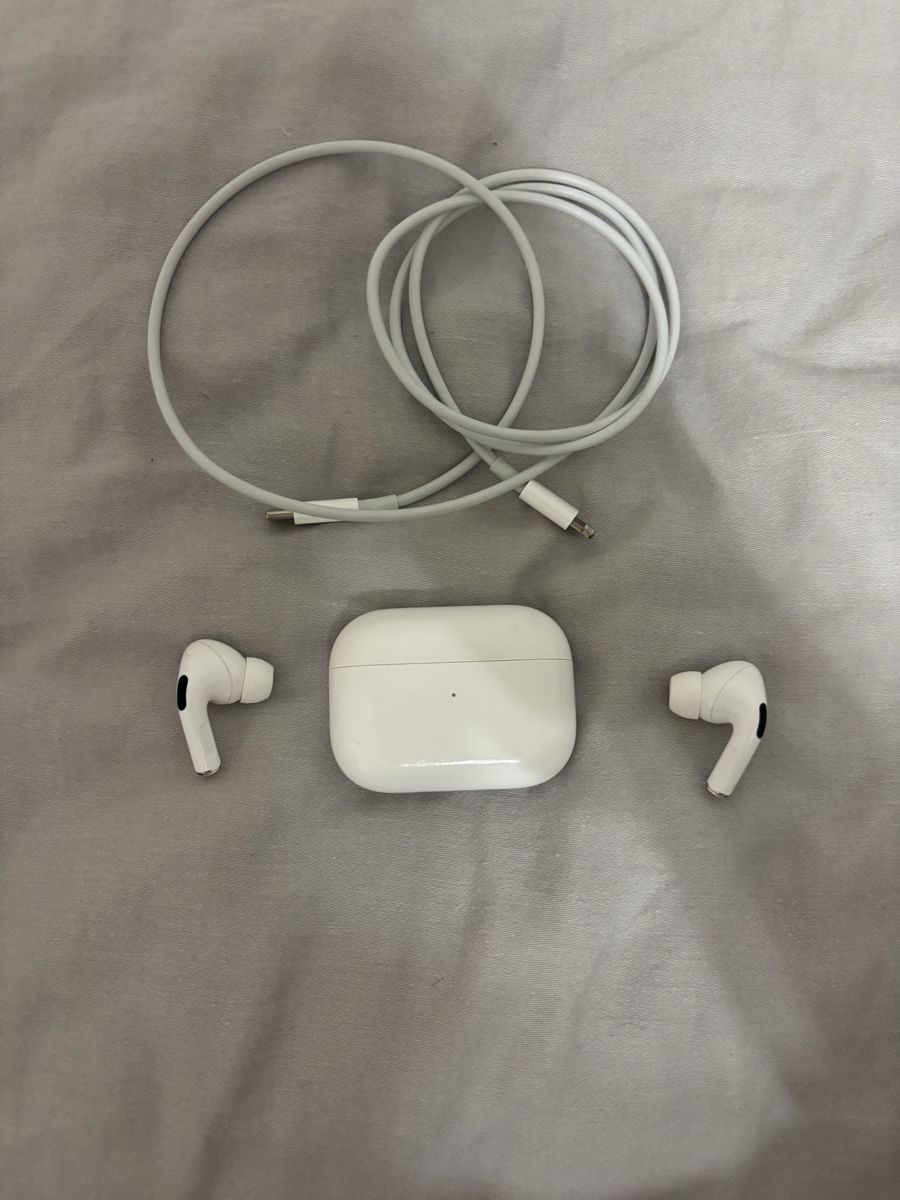 Apple Cuffie: Apple AirPods Pro used with charging case and cable – Usato da Belfaux venduto da vik_c6z2