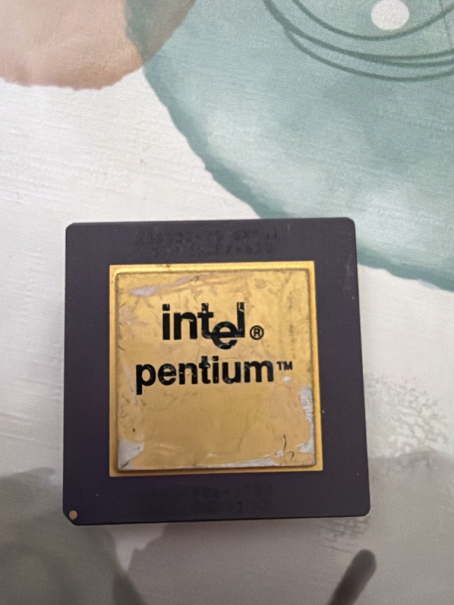 Intel Composants électroniques: Intel pentium 75 – Défectueux à Martigny par capri2800