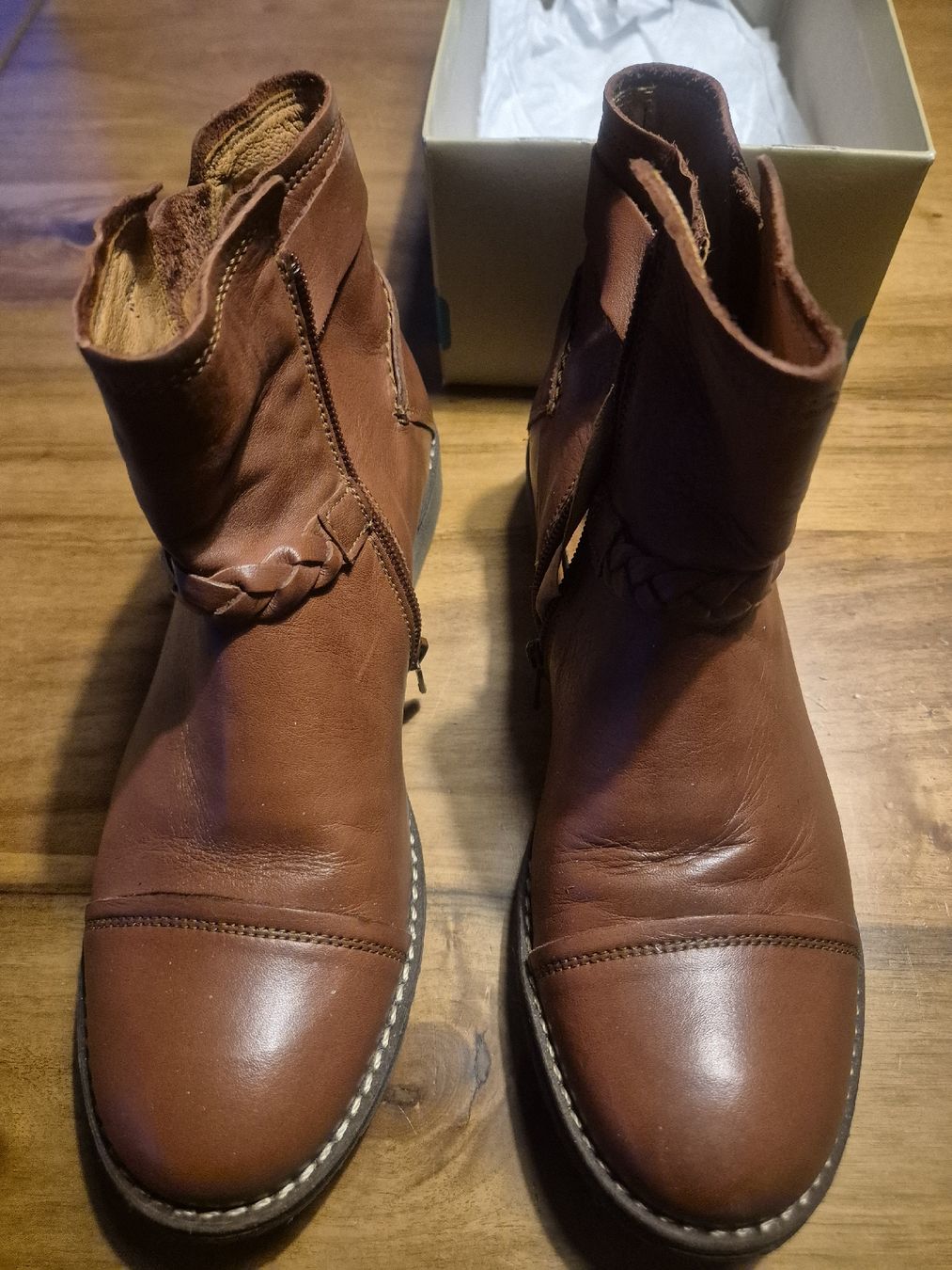 TBS Scarpe da donna: Bottines en cuir TBS marron clair, taille 39 – Usato da Granges (Veveyse) venduto da pissenlit
