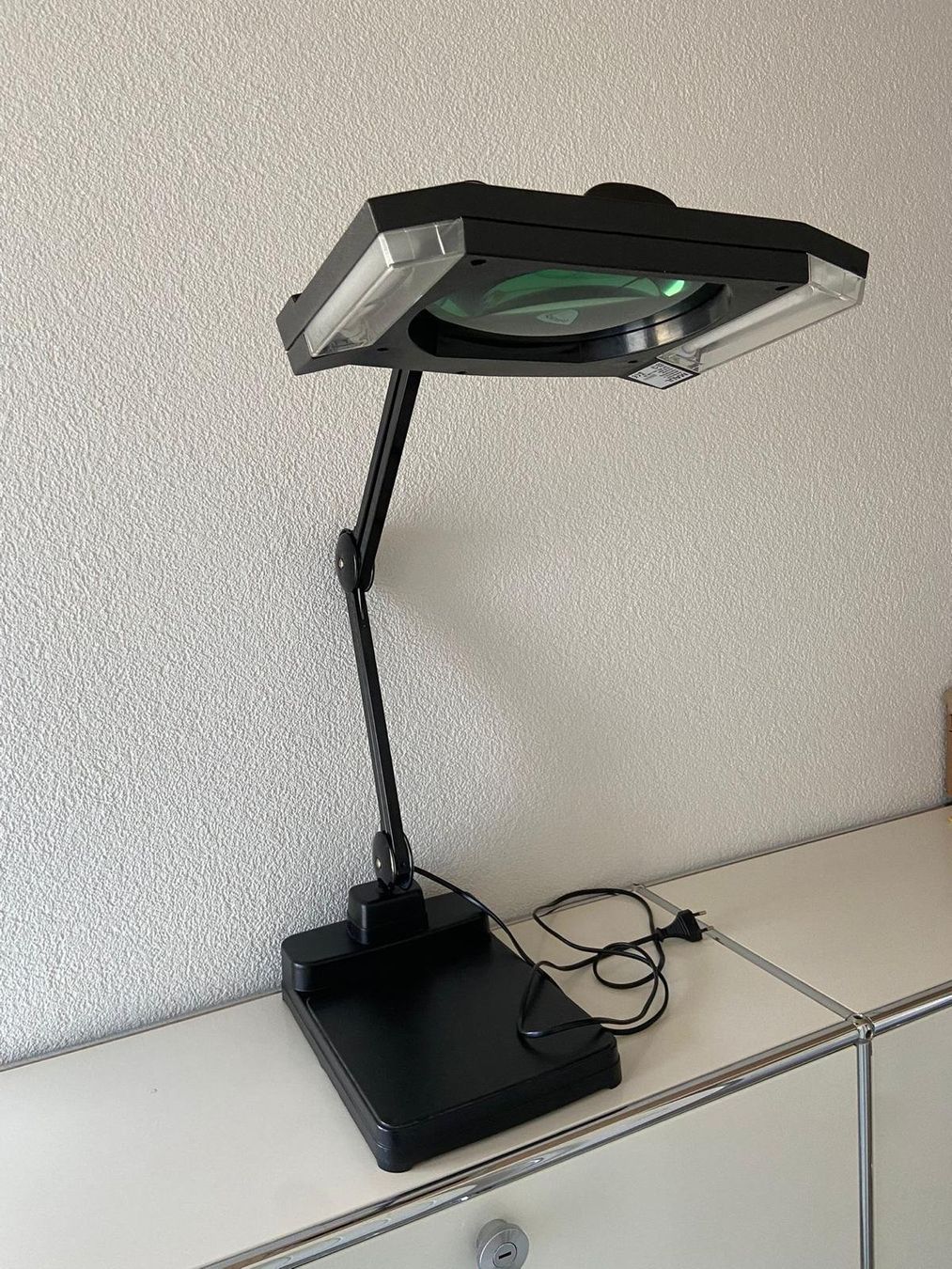 Lampade: MAUL Lupenleuchte / Lampe mit Standfuss – Usato da Laupersdorf venduto da Borer_Liquidationen