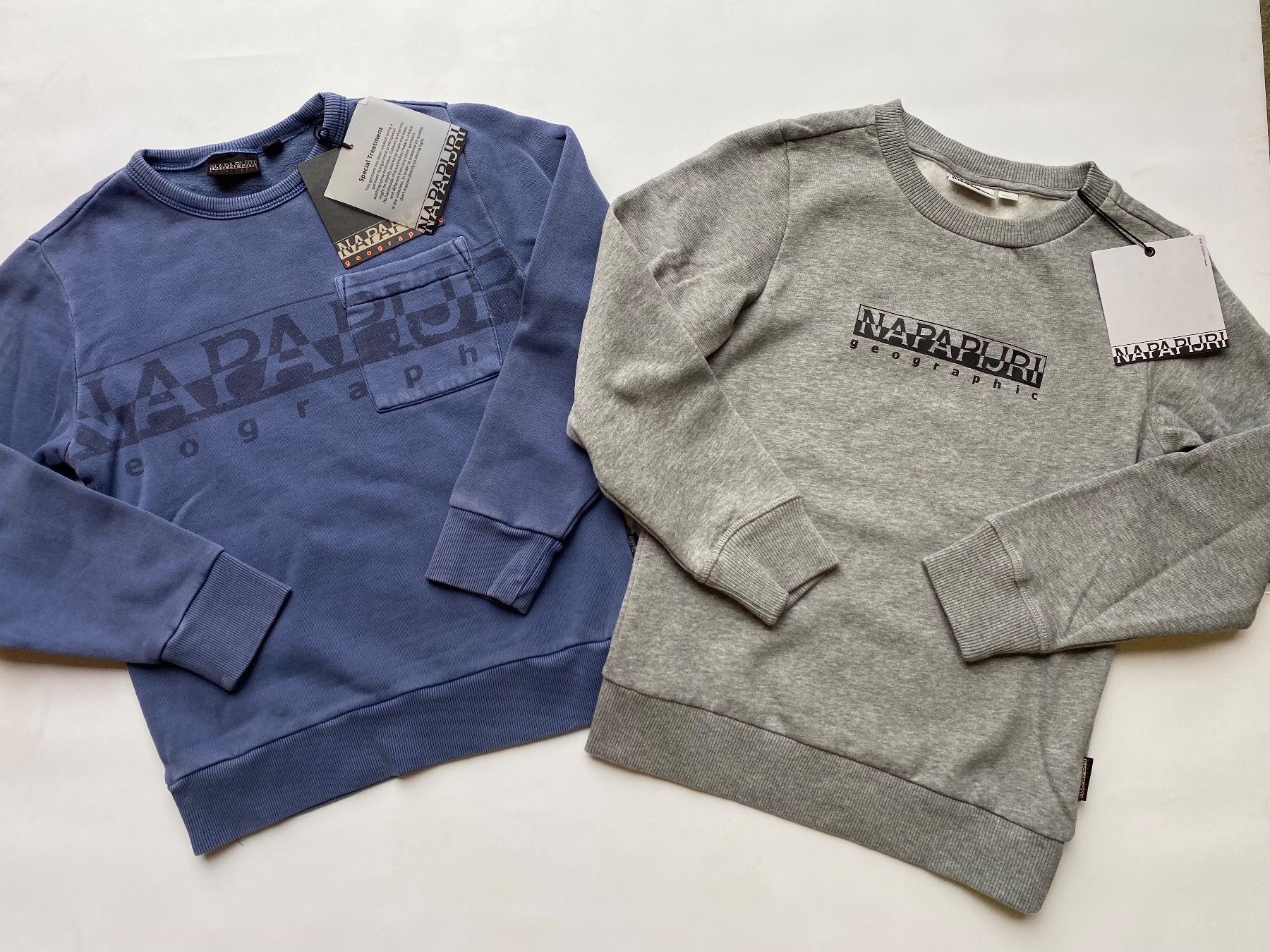 Napapijri Maglioni & Felpe: Napapijri Pull Enfants Taille 8 ans -50% – Nuovo e nell'imballaggio originale da Orbe venduto da D-stockFactory-Orbe