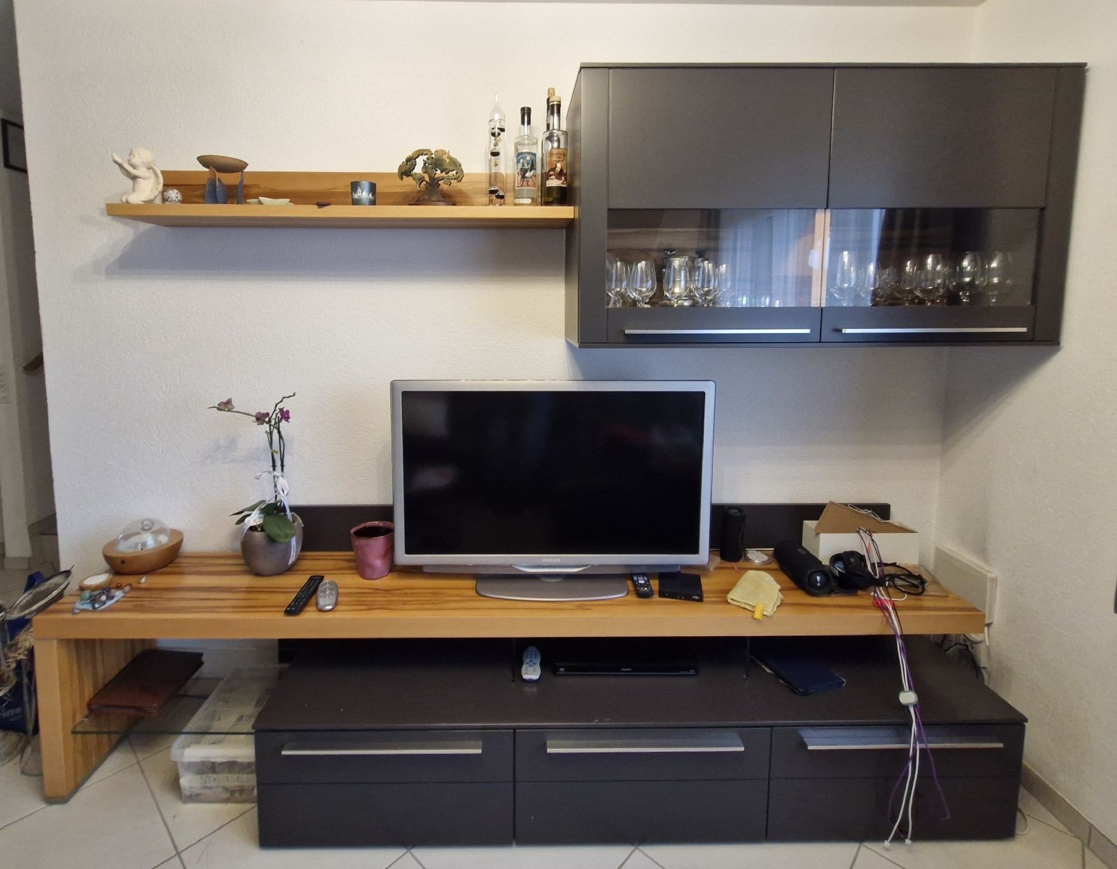 Meubles TV: Low-Board mit Hängevitrine – D'occasion à Thörigen par c33steffen..