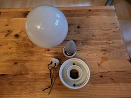 Antike runde Lampe mit Porzellanfuss