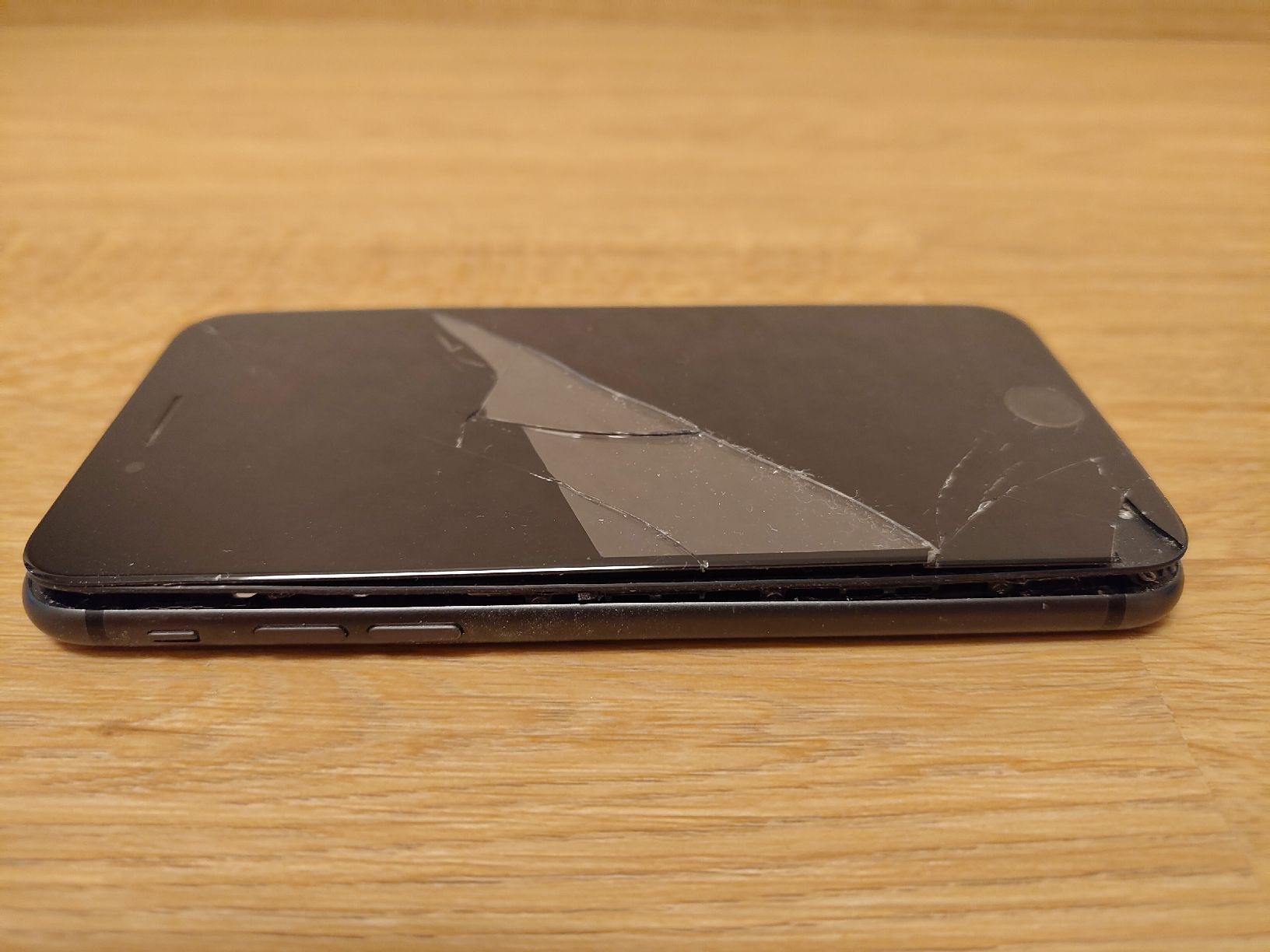 Apple Portables: iPhone 8 - Bildschirm defekt – Défectueux à Zürich par Almohammed 6