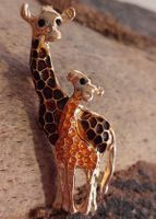 Brosche mit Giraffe - goldfarben