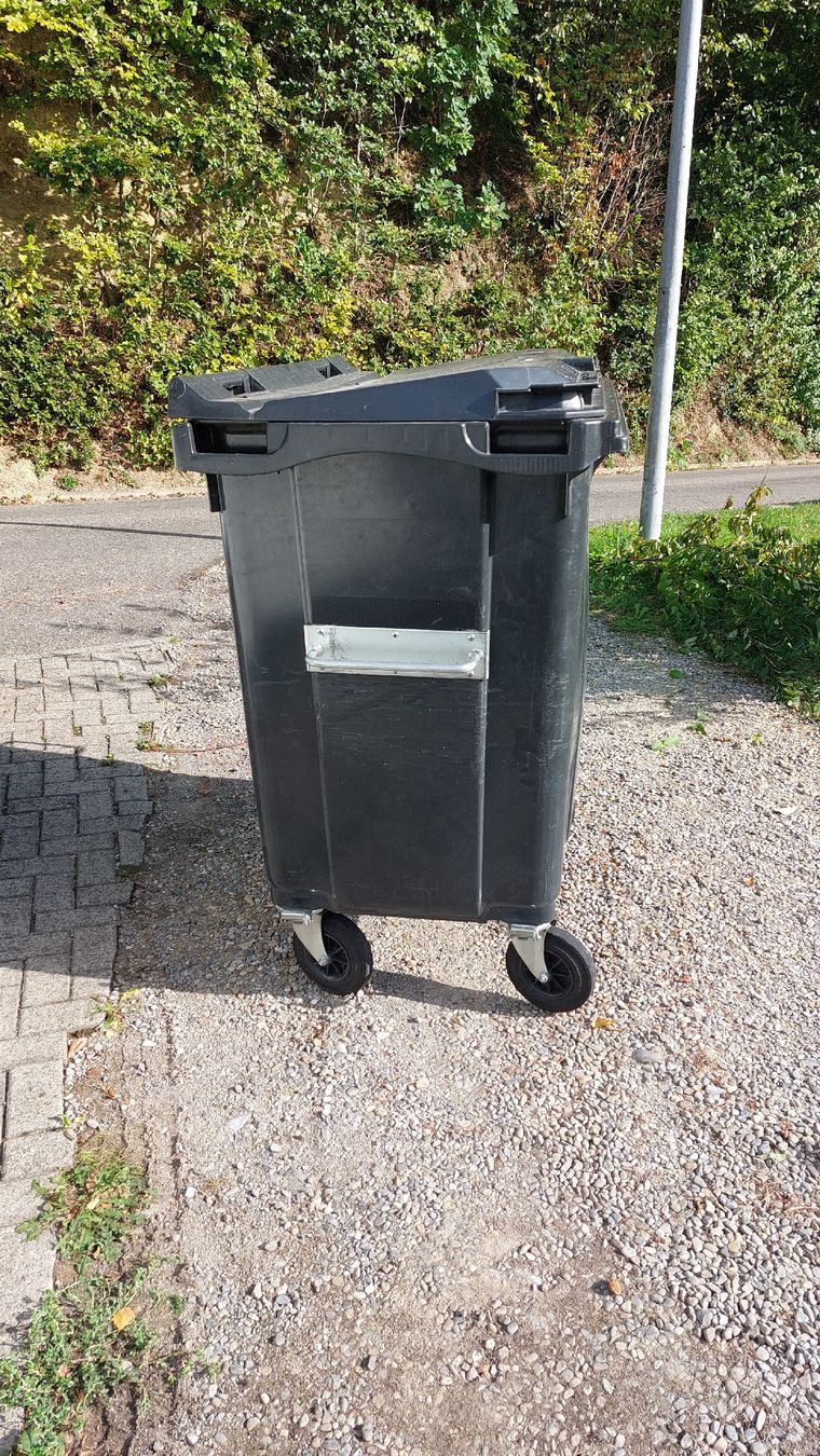 Altro per Ufficio & Commercio: Abfallcontainer 660 L mit Deckel und Räder – Usato da Uerkheim venduto da Sternschuppe 2