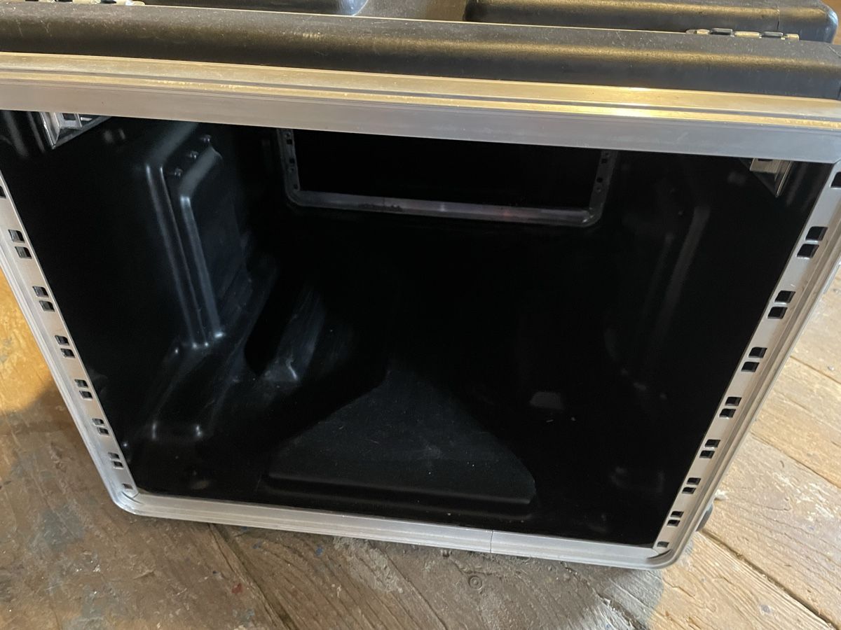 Altri accessori: Flight case incliné 4-11-8 U HE pour table de mixage – Usato da Renens VD venduto da nfavrod 6