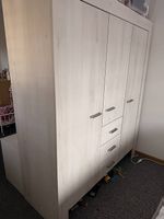 Kleiderschrank gratis abzugeben / Kinder