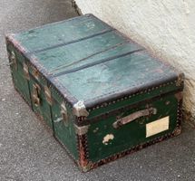 Truhe Reisekoffer antik grün Metallbeschläge Ledergriff