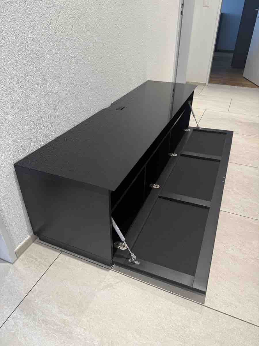 Mobili TV: Schwarzes TV-Möbel mit Klapptür und Fächern – Nuovo (secondo la descrizione) da Lachen SZ venduto da SiriusVegas 2