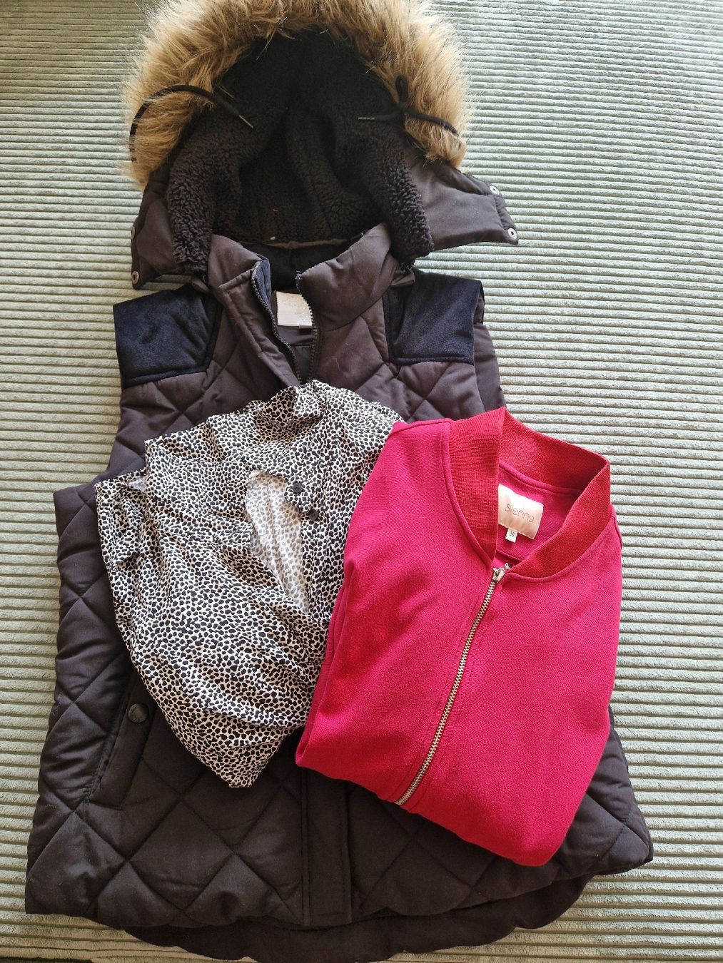 Lotti di vestiti: Kleiderset magenta/schwarz – Usato da Wilen (Sarnen) venduto da Ponok
