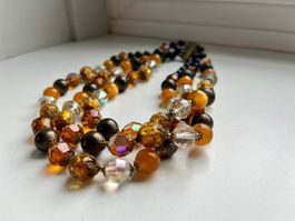 Dreireihige Vintage-Halskette mit irisierenden Lichtreflexen